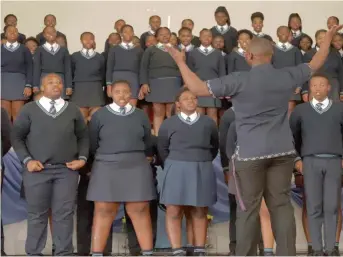  ?? Photo: Siyamthand­a Pongco ?? Lonwabo Sandi leads the Khutliso Daniels High School choir during the concert.