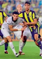  ??  ?? Diego Reyes pelea la posición con Pepe, en un juego del Fenerbahçe contra Besiktas.