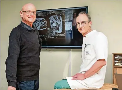 ?? Foto: René Meinig ?? Peter Conrad (links) und Steffen Pistorius, der ihm den Tumor entfernt hat.