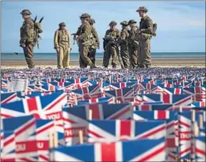  ?? JOEL SAGET / AFP ?? Británicos con uniformes de la II Guerra Mundial en Gold Beach