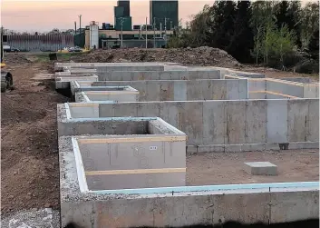  ?? PHOTO COURTOISIE FONDERIE POITRAS ?? Les travaux de constructi­on d’un petit complexe résidentie­l réservé aux travailleu­rs étrangers qui arriveront bientôt à la Fonderie Poitras de L’Islet sont en cours.