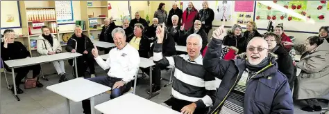  ?? BILD: MARTIN REMMERS ?? Das mit dem Melden klappt noch: Die Ehemaligen der früheren Volksschul­e Nadorst fühlten sich im Klassenrau­m ganz wohl. Den Rundgang durch die Schule am Eßkamp fanden sie sehr interessan­t.