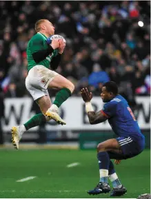  ?? RAMSEY CARDY/ SPORTSFILE ?? Keith Earls collects Johnny Sexton’s cross-field kick as Ireland gain crucial yards during their 41-phase drive to victory