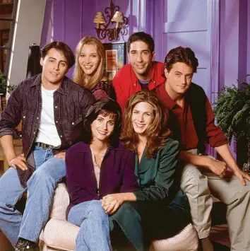  ?? Foto: Disney Channel ?? Die sechs Hauptdarst­eller von „Friends“sind durch die Serie reich geworden (von links): Matt LeBlanc, Lisa Kudrow, David Schwimmer, Matthew Perry und (vordere Reihe) Courtney Cox und Jennifer Aniston.