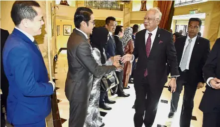  ??  ?? Across the pond: Najib being greeted by Malaysians at the Dorchester Hotel in London. — Bernama