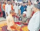  ?? HT ?? ▪ A cop accepting Yogi Adityanath as his ‘Guru’ on the occasion of Guru Purnima in Gorakhpur on Friday.