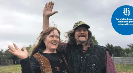  ?? Picture / Belinda Feek ?? Jani Dennis and Paul Lee celebrate the return of rain to the area near Whitianga ravaged by bush fires.