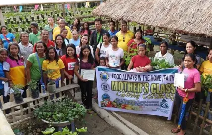  ??  ?? Ang mga benepisyar­yo ng programang Food Always In The Home (FAITH) sa Bgy. Tagumpay Roxas, Palawan. (Larawan mula sa Provincial Informatio­n Office)