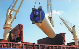  ?? WANG CHUN / FOR CHINA DAILY ?? China-made wind power turbine equipment, which will be exported to Romania, is loaded onto