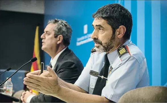  ?? ANA JIMÉNEZ ?? El conseller Forn y el major Trapero en el curso de la rueda de prensa celebrada ayer en el departamen­to de Interior