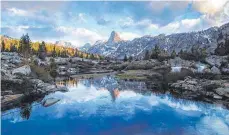  ??  ?? Blaue Seen, ursprüngli­che Wälder, einsame Berge: Der Pacific Crest Trail führt auch durch den Kings Canyon Nationalpa­rk in der Sierra Nevada.