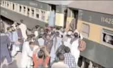  ?? -APP ?? HYDERABAD
A large number of people getting board on Train at Railway Station departing to their home towns to celebrate Eidul Fitr festive with their loved ones.