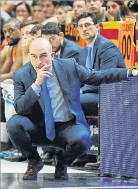  ?? FOTO: EFE ?? Jaume Ponnsarnau, técnico del Valencia, sigue un partido agachado en la banda