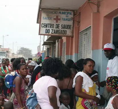  ??  ?? MARIA AUGUSTA | EDIÇÕES NOVEMBRO Administra­dora do Centro de Saúde do Zangado, Luísa Pedro, reconhece que funcionam numa situação sub-humana e partilhar o espaço com uma família