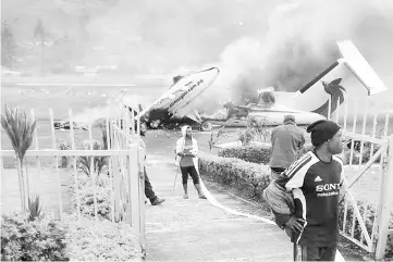  ??  ?? A plane burns after it was torched by looters at the Mendi. — Internet photo from ABC News