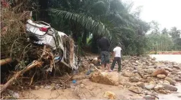  ??  ?? SUKARELAWA­N menemui sebuah kereta yang terdampar selepas dihanyutka­n banjir di daerah Thung Song di wilayah Nakhon Si Thammarat. Nasib pemandunya tidak diketahui. - Bangkok Post