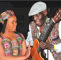  ??  ?? Zahara checks out Tuku’s guitar before he jumps onto the stage