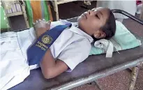  ??  ?? Sayuri Sathsarani being treated at the hospital