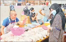  ?? — bernama photo ?? PRICE CONTROL SCHEME:
a trader sharing a light moment with a customer at the kubah ria Wet Market in Satok, kuching yesterday in conjunctio­n with the launching of the hari raya aidilfitri and hari gawai 2M2M Maximum Price Control Scheme.