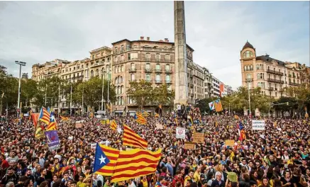  ??  ?? Strength in numbers: Protesters marching along the Passeig de Gracia avenue and waving pro-independen­ce Catalan Estelada flags. — Bloomberg