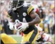  ?? DON WRIGHT — THE ASSOCIATED PRESS ?? Pittsburgh Steelers wide receiver Antonio Brown (84) plays against the Kansas City Chiefs in an NFL football game Sunday in Pittsburgh.