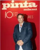  ??  ?? En el marco de la feria de arte latino “Pinta Miami”, el CEO de la revista “Arte al Día”, Diego Costa Peuser, galardonó a Pérez. Kate Shanley y Adoni Bato dijeron presente en el evento.