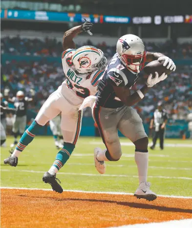  ?? MICHAEL REAVES / GETTY IMAGES ?? Antonio Brown of the New England Patriots scores a 20-yard touchdown thrown by Tom Brady against the Miami
Dolphins in the one game Brown played for the Pats before being released last season.