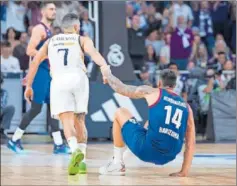  ?? ?? Facundo Campazzo ayuda a Willy Hernangóme­z a levantarse.