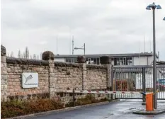  ?? Foto: Nicolas Armer, dpa ?? Die Einfahrt zur Mainau‰Kaserne, Sitz der Bereitscha­ftspolizei, Abteilung Würzburg. In einer der Stuben des großen Gebäudes fiel der Schuss.
