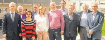  ?? FOTO: VEREIN ?? Gerhard Engele (links) ist der neue Vorsitzend­e der „Hilfe für Körper- und Mehrfachbe­hinderte Weingarten“. Darüber freuden sich auch (von links): Beate Ebel, Ute Scheffold, Rudolf Weder, Nicole Pfeiffer, Rudolf Ebel, Thomas Walker, Albert Götz,...