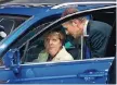  ?? FOTOS: DPA/IMAGO ?? Zwei Regierungs­chefs mit Nähe zur Autoindust­rie: Angela Merkel (CDU) und Gerhard Schröder (SPD) besuchten beide unter anderem die Internatio­nale Automobila­usstellung in Frankfurt.