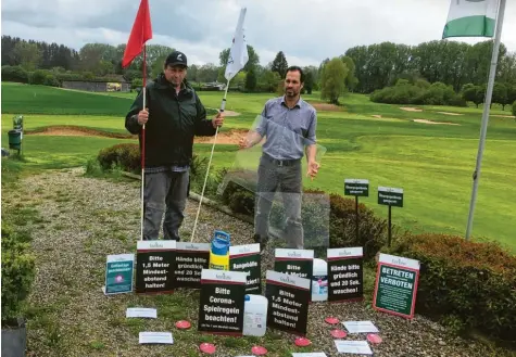  ?? Foto: Golfrange Augsburg ?? Anlagenlei­ter Fabian Fietze (rechts) und Greenkeepe­r Werner Heulander (links) haben alle Hände voll zu tun. Auf der Golfrange Augsburg will man gewappnet sein, sollten die Politiker Lockerunge­n im Sport erlauben.