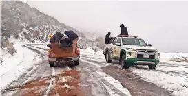  ?? ?? Debido a la presencia de nieve y aguanieve en la región noroeste y suroeste del estado, ayer se prolongó el cierre en algunos tramos carreteros