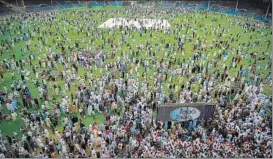  ?? AFP ?? People gather during the funeral ceremony of Abdul Sattar Edhi in Karachi on Saturday.