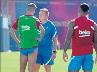  ??  ?? Ronald Koeman, con Piqué en un entrenamie­nto.