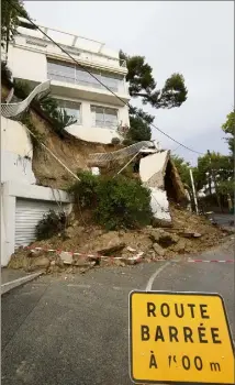  ??  ?? Au numéro  de l’avenue du Dauphiné hier, un mur a lâché. Pas de victimes, mais de gros dégâts, comme sur l’ensemble des collines niçoises. (Photo François Vignola)