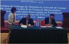  ??  ?? Momentos de la firma del Memorando en la República Popular China.