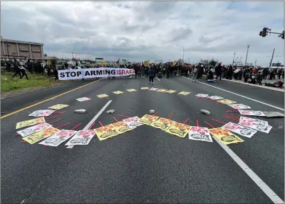  ?? JOSE CARLOS FAJARDO — BAY AREA NEWS GROUP ?? Protesters block Northbound 880at 7th Street in West Oakland, California on Monday. Multiple protests are happening across the Bay Area blocking major roads and snarling the morning commute.