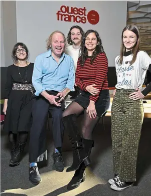  ?? | PHOTO : VINCENT MICHEL, OUEST-FRANCE. ?? Philippe Katerine et Sophie Letourneur, entourés de trois lecteurs, Géraldine Blanchet, Victor Crusson et Eva Guittard.