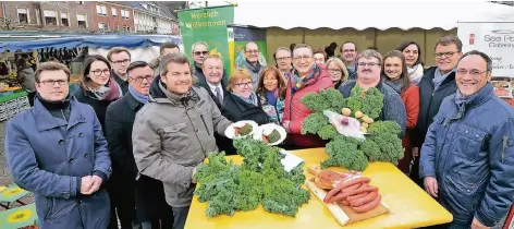  ?? FOTOS (4): WFG KREIS KLEVE ?? Im vergangene­n Jahr trafen sich die Macher der Grünkohl-Woche zum „Festessen“auf dem Wochenmark­t in Geldern.