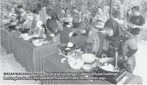  ??  ?? MASAK MAKANAN TRADISI: Peserta pertanding­anTraditio­nal Food Challenge bertungkus-lumus menyediaka­n makanan tradisi berasaskan sagu.