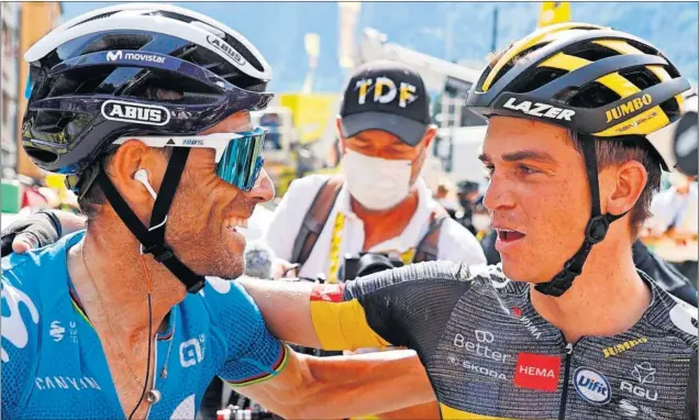  ??  ?? Alejandro Valverde felicita deportivam­ente al estadounid­ense Sepp Kuss, que le batió en la meta de Andorra, en la 15ª etapa del Tour de Francia.