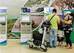  ?? DIPTA WAHYU/ JAWA POS ?? SERING DISTERILIS­ASI:
Fasilitas self check in di Bandara Juanda bakal rutin disemprot disinfekta­n untuk keamanan dan kesehatan penumpang.