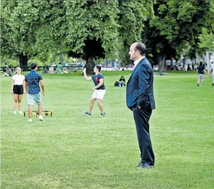  ?? Clemens Fabry ?? Im Wiener Burggarten, der zu den Bundesgärt­en gehört, die wiederum dem Bundesmini­sterium für Landwirtsc­haft, Regionen und Tourismus unterstehe­n: Ministerin Elisabeth Köstinger (ÖVP) und Oliver Pink, Innenpolit­ik-Chef der „Presse“.