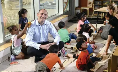  ?? AARON HARRIS FOR THE TORONTO STAR ?? Youngsters at the Parkway Forest YMCA Child Care Centre play with their pals, including new friend Rafael Lazer, CEO of Elad Canada Inc. Elad is the builder of the Parkway Forest Community Centre that includes the YMCA daycare.