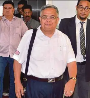  ?? PIC BY FAIZ ANUAR ?? Blogger Datuk Abd Zarin Mohd Yasin at the Sessions Court in Klang yesterday.