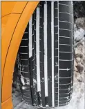  ??  ?? PNEUMATIQU­ES : les pneus aux dimensions impression­nantes montés sur des jantes de 22’’ mettent à l’épreuve le système Quattro.