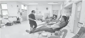  ??  ?? PETUGAS: Penderma darah bersama petugas Hospital Labuan.