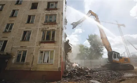  ?? (Sergei Karpukhin/Reuters) ?? AN EXCAVATOR wrecks a building which is part of the old five-story apartment blocks demolition project launched by city authoritie­s in Moscow last week.