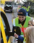  ?? Foto: Polizeiprä­sidium Schwaben Nord/dpa ?? Schülerinn­en und Schüler haben zusammen mit der Polizei vor ihrer Schule Autofahrer kontrollie­rt. Wer zu schnell unterwegs war, musste in eine Zitronensc­heibe beißen.